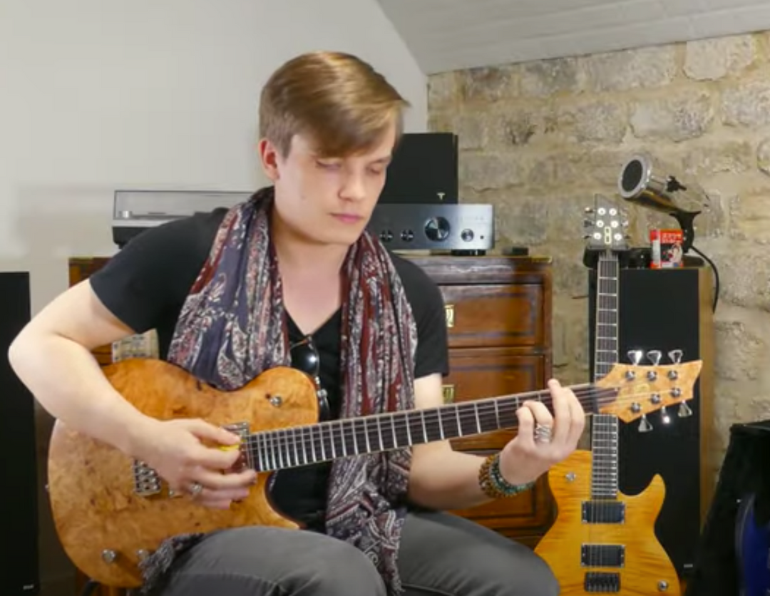 Swan Vaude - SC Burly Mapple - Purple Rain - avec une guitare à manche traversant de la marque de lutherie française De Leeuw Guitars. Guitare Made in France - Guitar Made in France