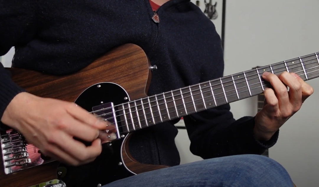 Hugo Martin fait jazzer la TC Indian Caramel, une guitare à manche traversant de la marque de lutherie française De Leeuw Guitars. Guitare Made in France - Guitar Made in France
