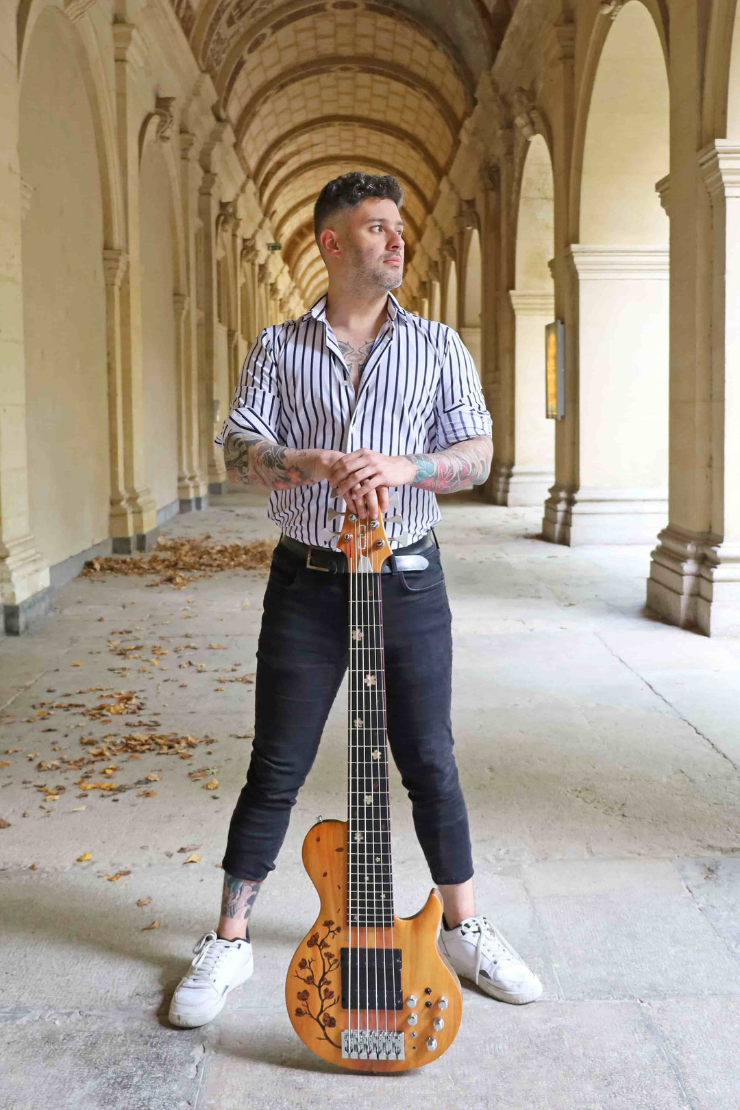 Alexandre Carruana Basiste with his Bass SC6 Custom Shop from De Leeuw Guitars