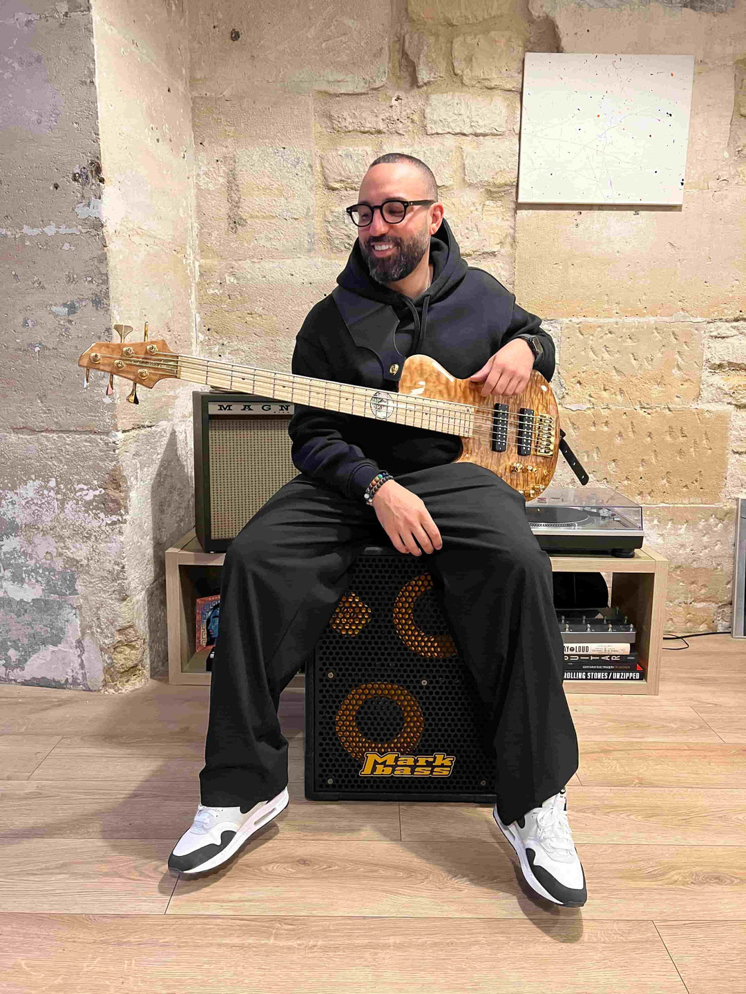 Danny Marta Bassiste des Gipsy Kings Andre Reyes with his Custom SC5 Bass from De Leeuw Guitars