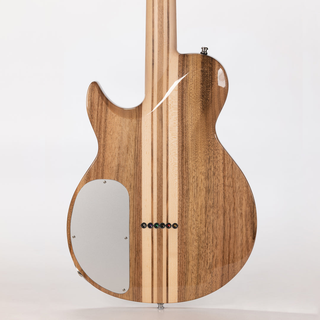 Dos en noyer français et érable sycomore de la guitare Nina De Leeuw, manche traversant visible