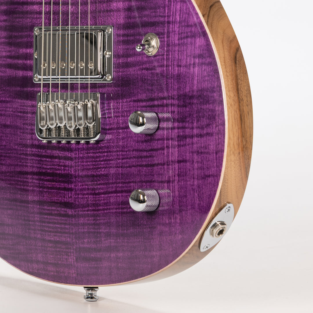 Guitare Nina De Leeuw, table en érable ondé teinte Lavender Fields of Provence, vue de face Détail micros Micros P90 et PAF Dreamsongs