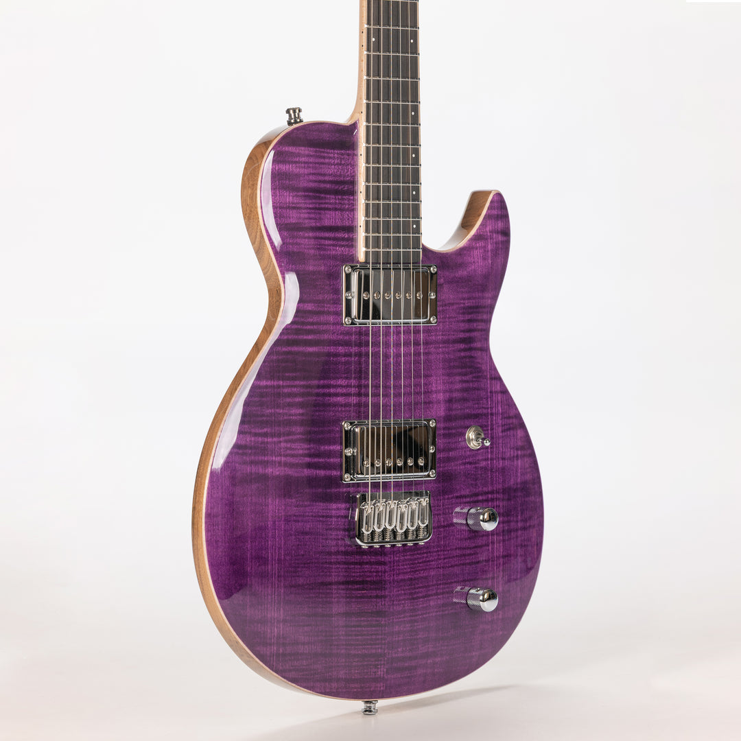 Guitare Nina De Leeuw, table en érable ondé teinte Lavender Fields of Provence, vue de profil