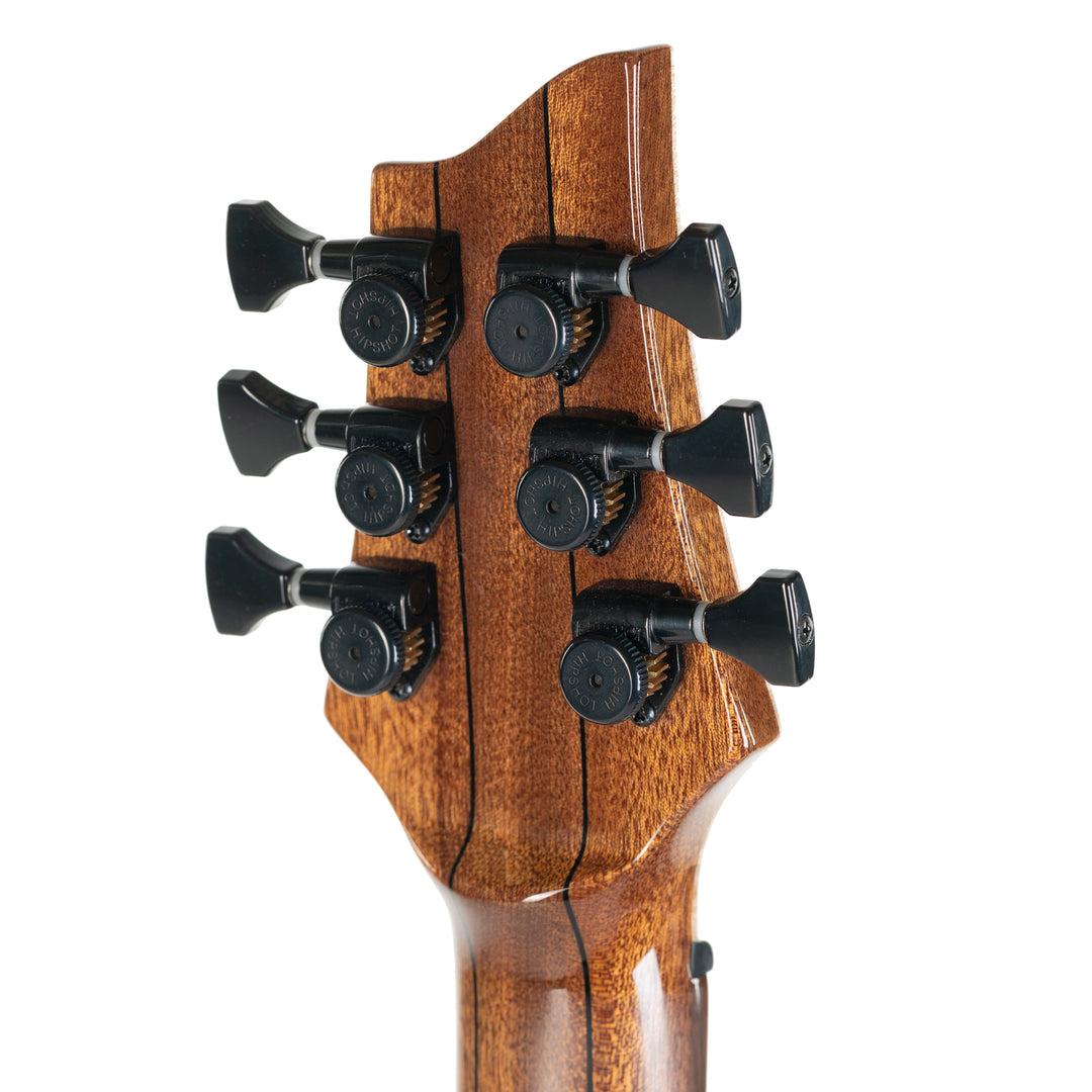 Guitare Nina De Leeuw, table en érable pommelé teinte Fontainebleau forest, close up tête dos en acajou