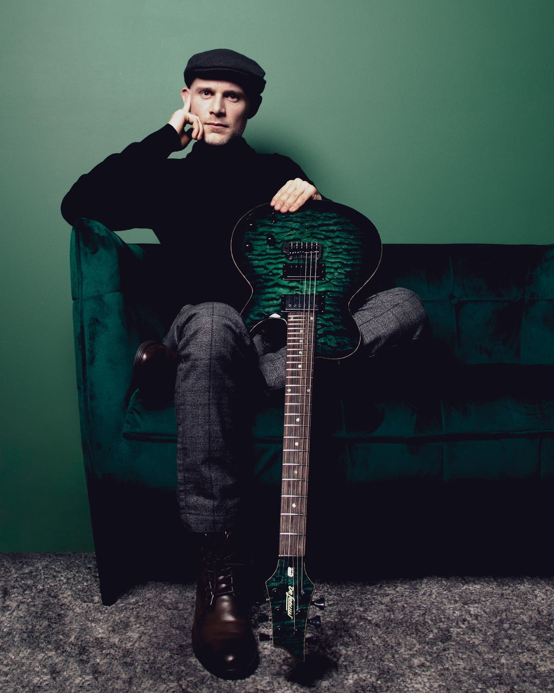 Phil Quin, Guitar Player form Belgium with his Nina Custom from De Leeuw Guitars