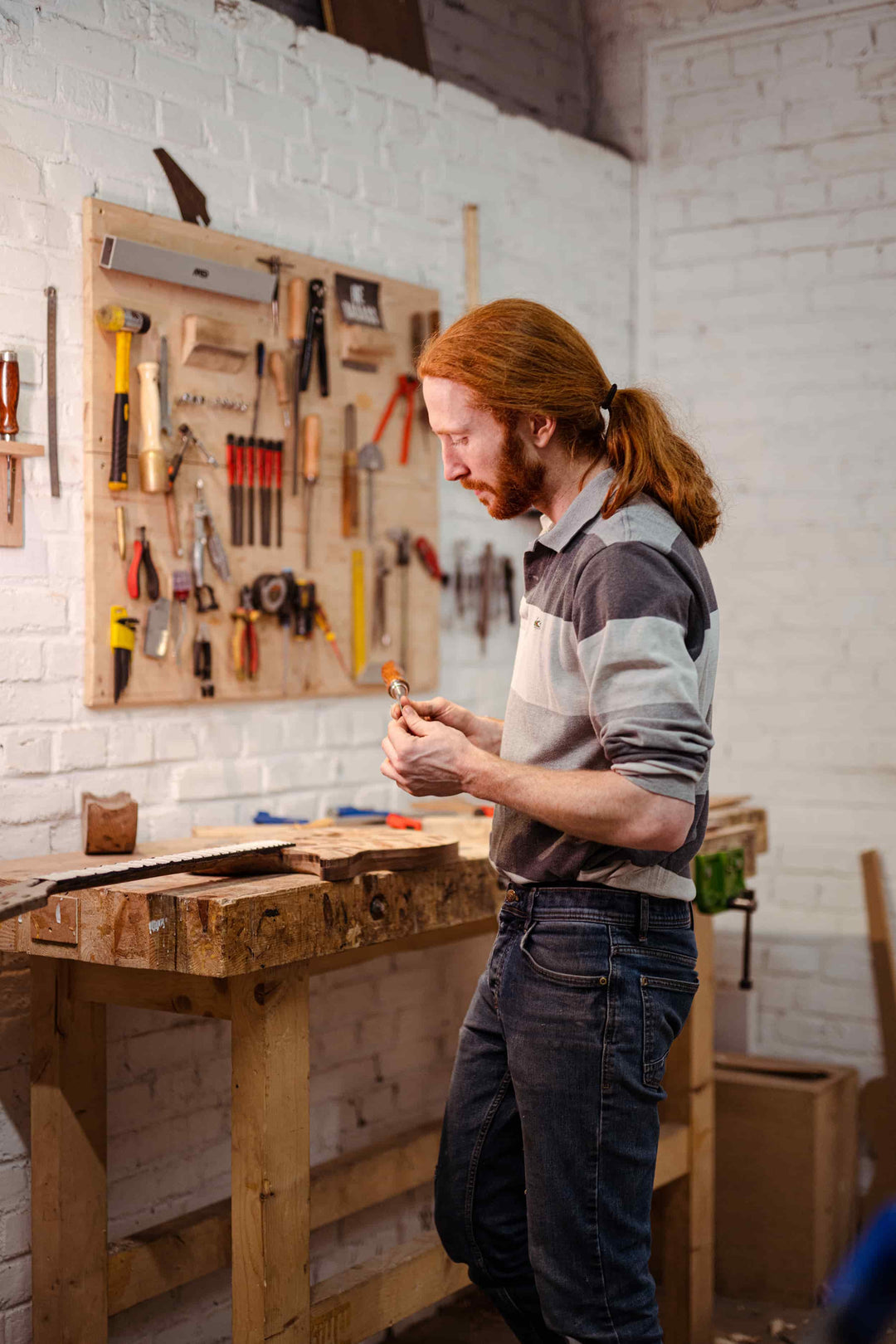 Quentin de Leeuw, Maître Artisan d'Art, à l'Atelier De Leeuw à Pont-Sainte-Maxence, lutherie d'art française