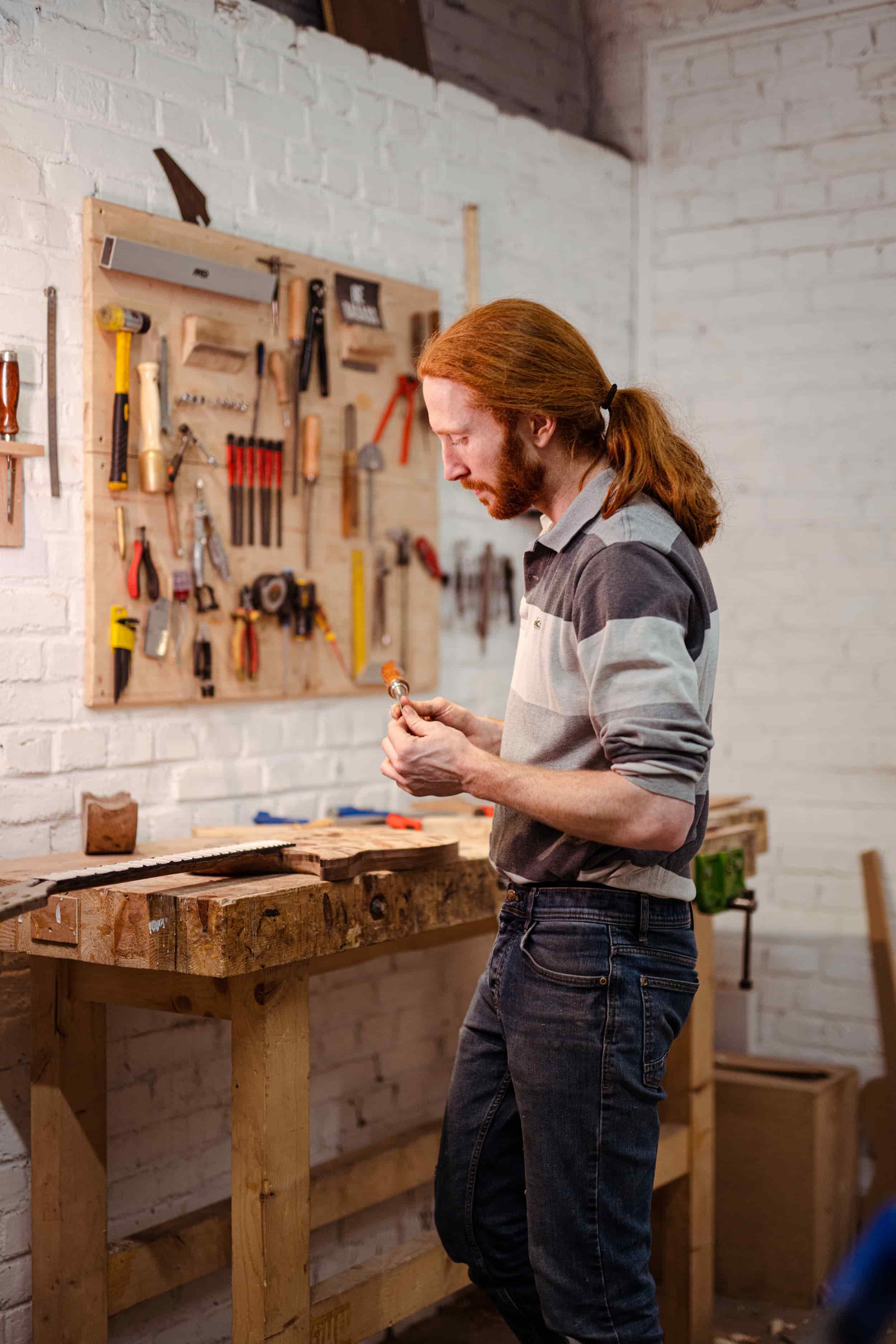 Quentin de Leeuw, Maître Artisan d'Art, à l'Atelier De Leeuw à Pont-Sainte-Maxence, lutherie d'art française