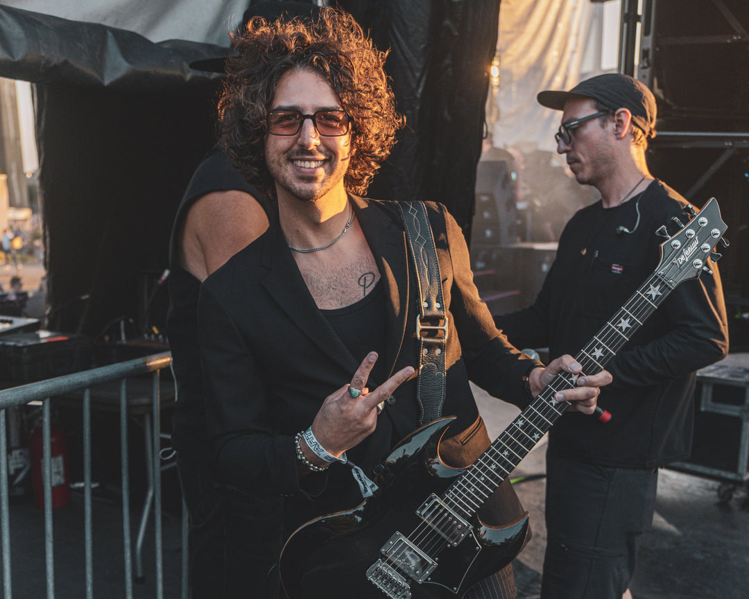 de-leeuw-guitars-sy-pozzi-signature-mojave-grey-backstage.jpg