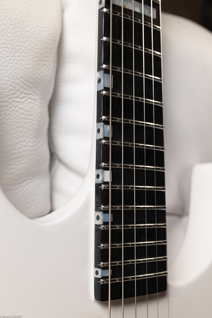 Détails de la Superstrat Blanche - Pièce Unique  et sur mesure- Guitare à manche traversant de la marque de lutherie française De Leeuw Guitars. Guitare Made in France - Guitar Made in France