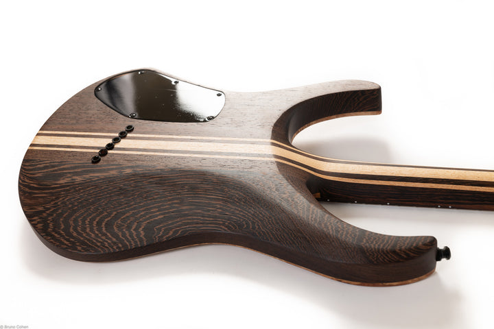 MS6_multi_scale_custom_shop_back_neck_body_2_close_up_De_Leeuw_Guitars_Paris_Made_in_France_Luthier_Guitar_Maker_France_Neck_Through_Manche_Traversant