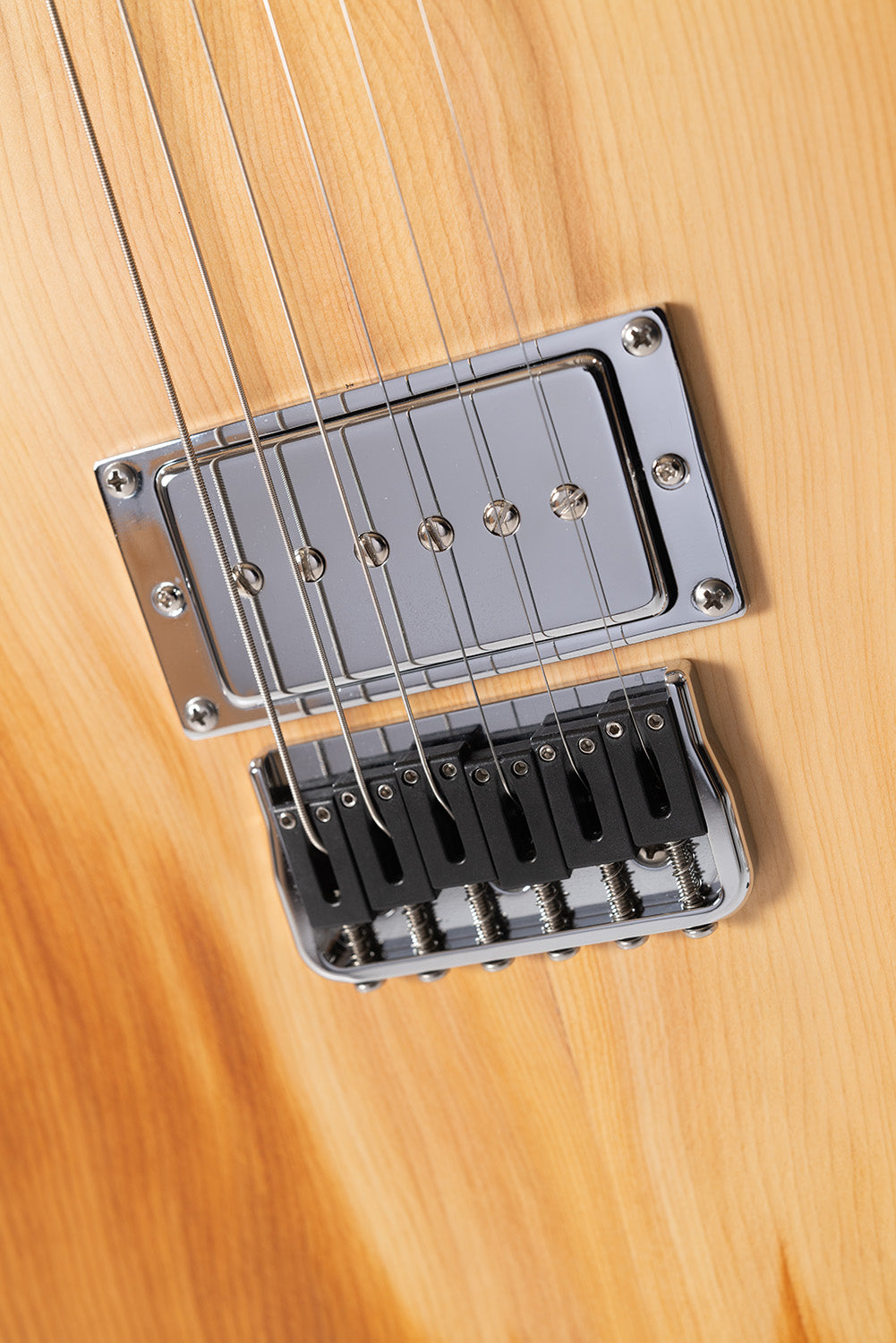 TC_AIR_Kintsugi_Natural_front_pick_up_bridge_with_piezos_close_up_De_Leeuw_Guitars_Paris_Made_in_France_Luthier_Guitar_Maker_France_Neck_Through_Manche_Traversant