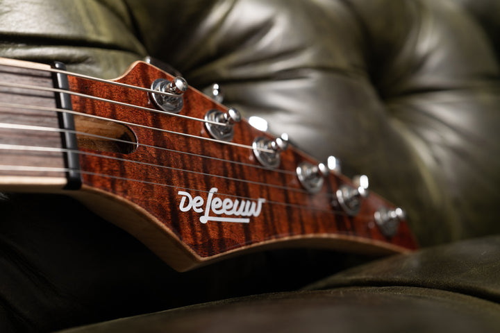 MS6_Guitar_Tremolo_Dark_Chocolate_Ambiance_Close_Up_Head_De_Leeuw_Guitars_Paris_Made_in_France_Luthier_Guitar_Maker_France_Neck_Through_Manche_Traversant