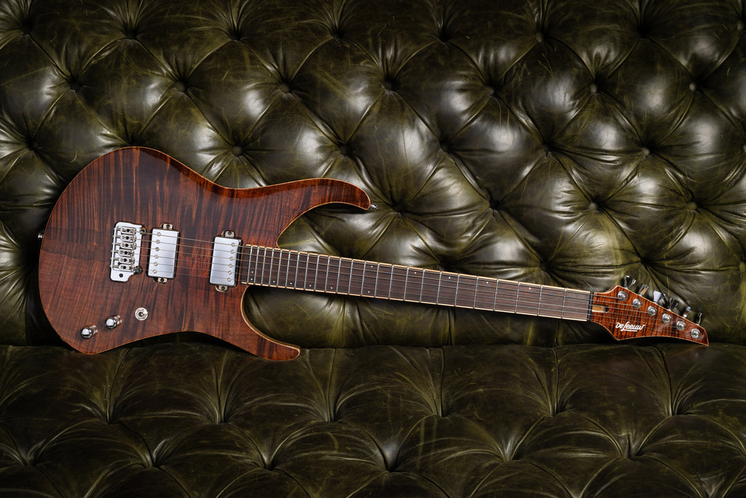     MS6_Guitar_Tremolo_Dark_Chocolate_Ambiance_Front_1_De_Leeuw_Guitars_Paris_Made_in_France_Luthier_Guitar_Maker_France_Neck_Through_Manche_Traversant