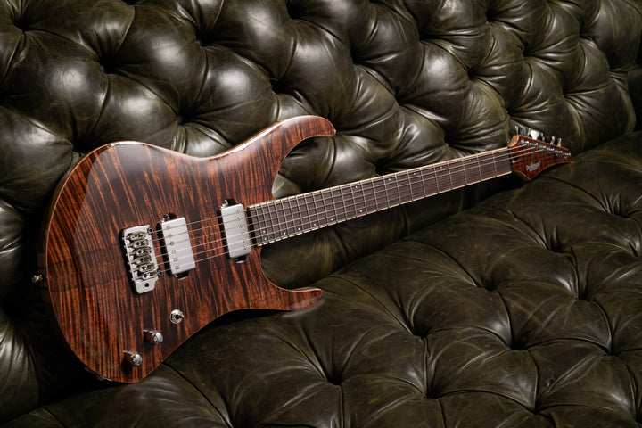 MS6_Guitar_Tremolo_Dark_Chocolate_Ambiance_Front_2_De_Leeuw_Guitars_Paris_Made_in_France_Luthier_Guitar_Maker_France_Neck_Through_Manche_Traversant