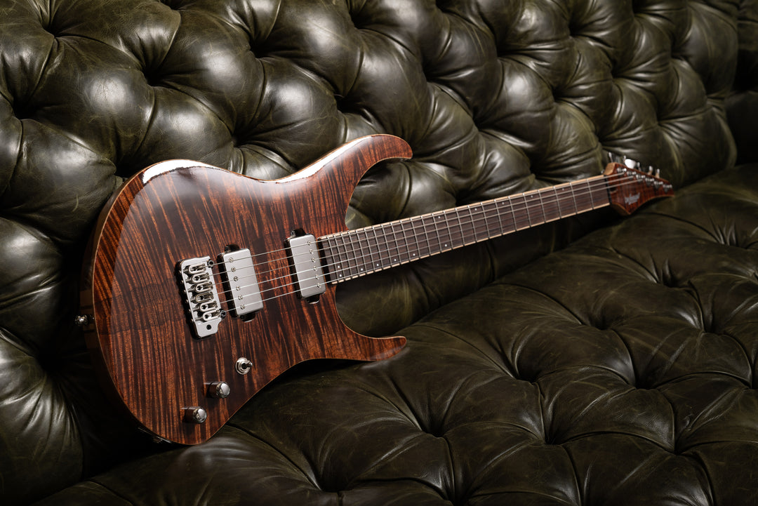 MS6_Guitar_Tremolo_Dark_Chocolate_Ambiance_Front_3_De_Leeuw_Guitars_Paris_Made_in_France_Luthier_Guitar_Maker_France_Neck_Through_Manche_Traversant