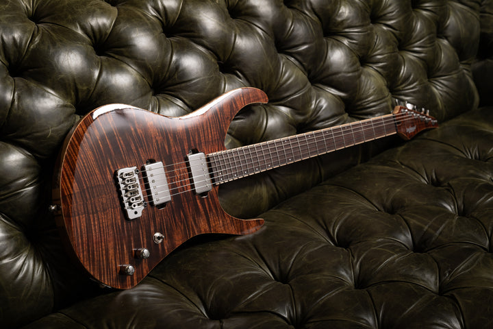MS6_Guitar_Tremolo_Dark_Chocolate_Ambiance_Front_3_De_Leeuw_Guitars_Paris_Made_in_France_Luthier_Guitar_Maker_France_Neck_Through_Manche_Traversant