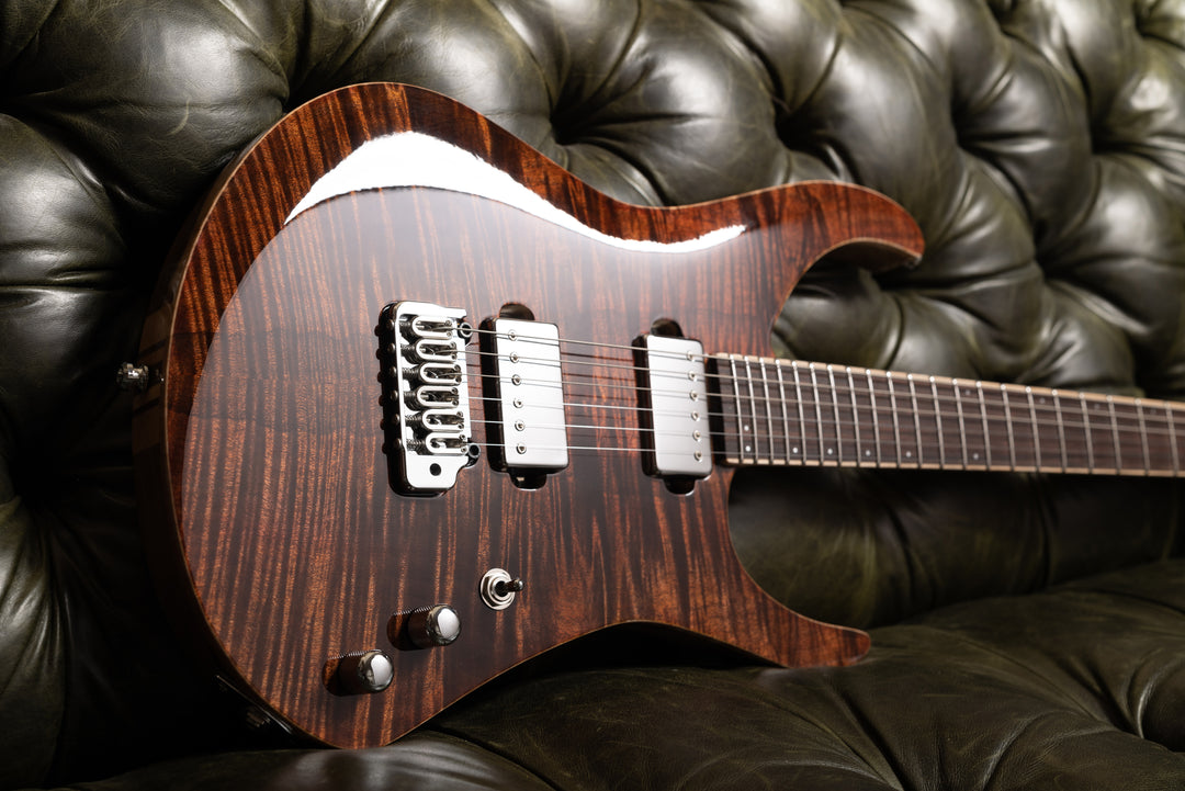 MS6_Guitar_Tremolo_Dark_Chocolate_Ambiance_Front_5_De_Leeuw_Guitars_Paris_Made_in_France_Luthier_Guitar_Maker_France_Neck_Through_Manche_Traversant
