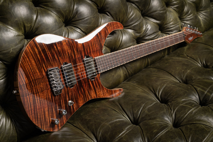 MS6_Guitar_Tremolo_Dark_Chocolate_Ambiance_Front_6_De_Leeuw_Guitars_Paris_Made_in_France_Luthier_Guitar_Maker_France_Neck_Through_Manche_Traversant