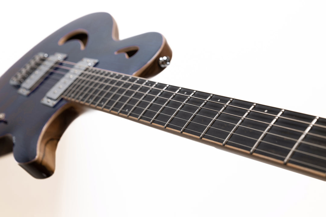 Nina_Guitar_Deep_Blue_Glossy_Varnish_Close_up_Fingerboard_De_Leeuw_Guitars_Paris_Made_in_France_Luthier_Guitar_Maker_France_Neck_Through_Manche_Traversant
