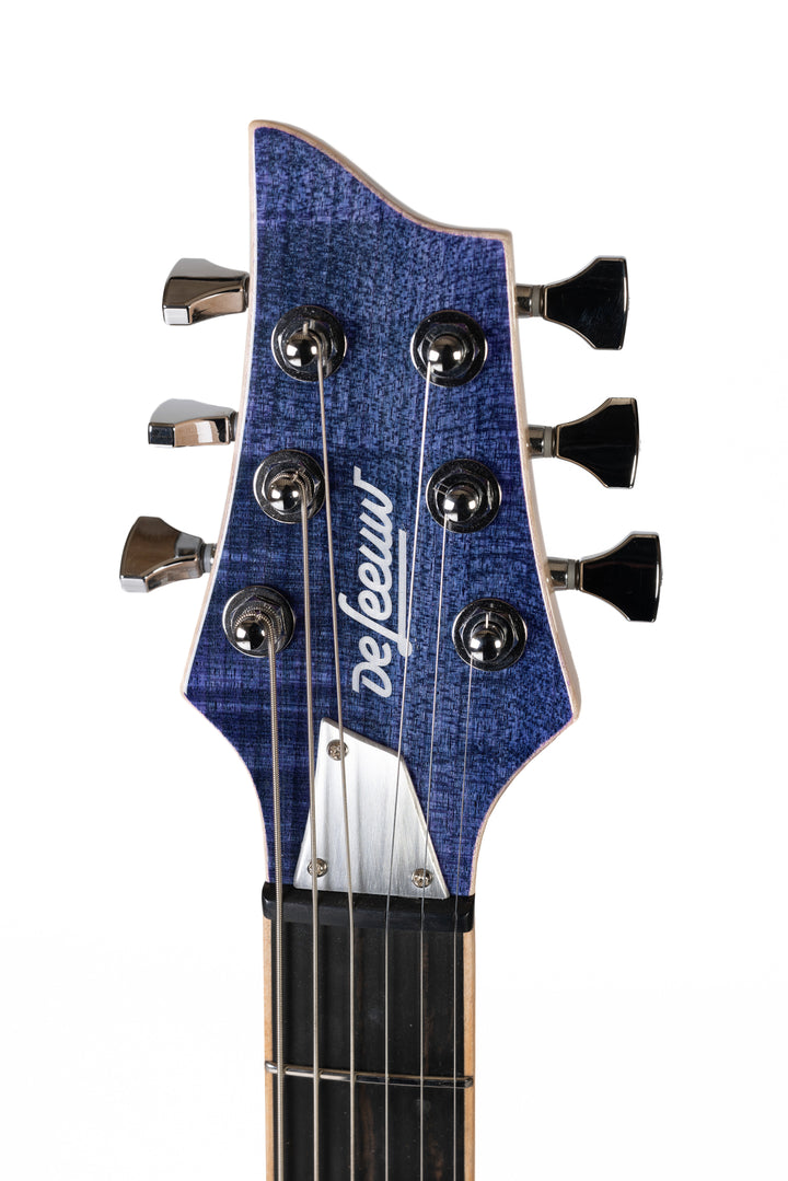     Nina_Guitar_Deep_Blue_Glossy_Varnish_Close_up_Head_1_De_Leeuw_Guitars_Paris_Made_in_France_Luthier_Guitar_Maker_France_Neck_Through_Manche_Traversant