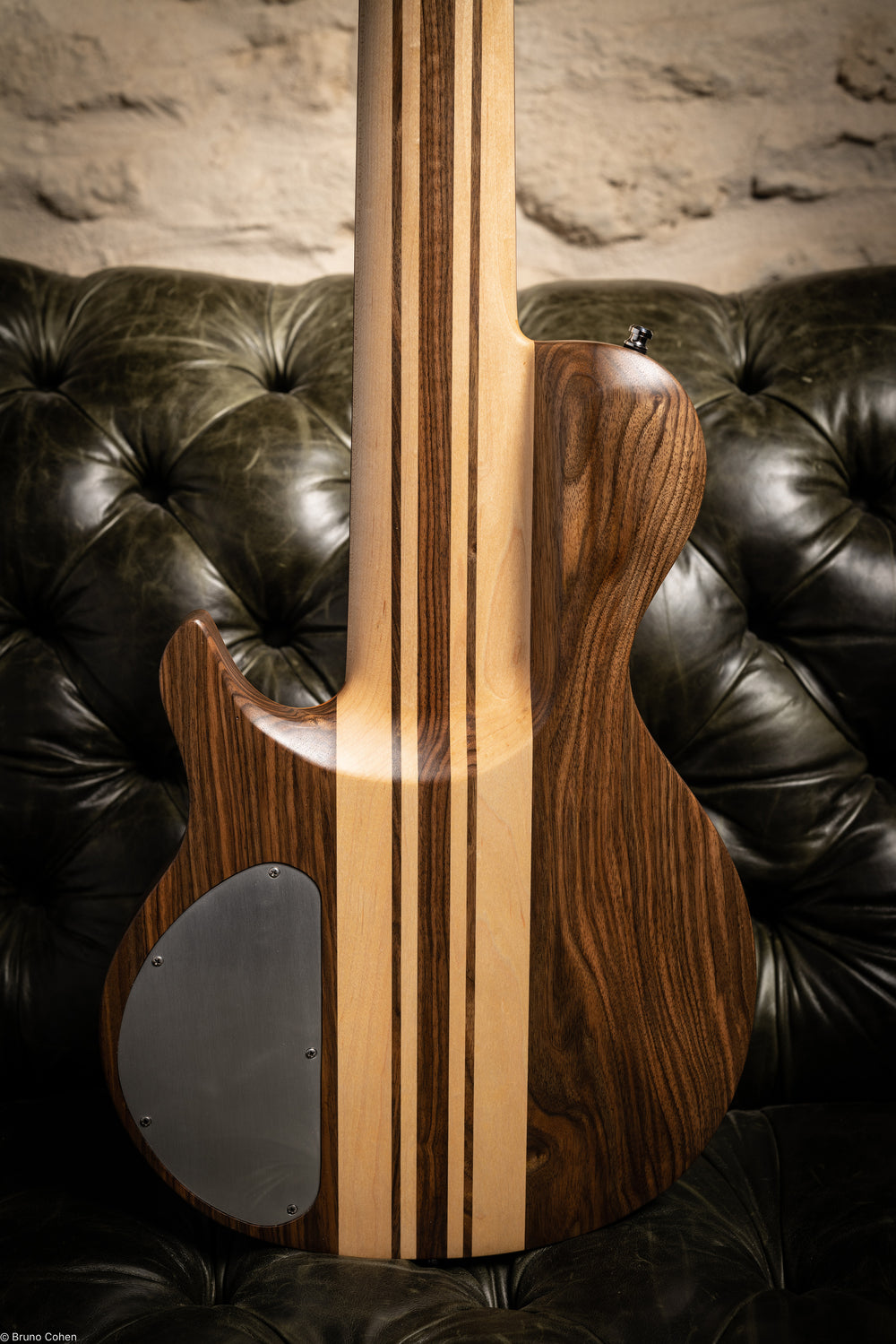     SC6_SAKURA_BASS_CUSTOM_6_STRINGS_ALEXANDRE_CARRUANA_Back_close_up_De_Leeuw_Guitars_Paris_Made_in_France_Luthier_Guitar_Maker_France_Neck_Through_Manche_Traversant