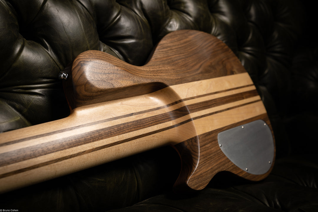     SC6_SAKURA_BASS_CUSTOM_6_STRINGS_ALEXANDRE_CARRUANA_Back_close_up_neck_body_details_1_De_Leeuw_Guitars_Paris_Made_in_France_Luthier_Guitar_Maker_France_Neck_Through_Manche_Traversant