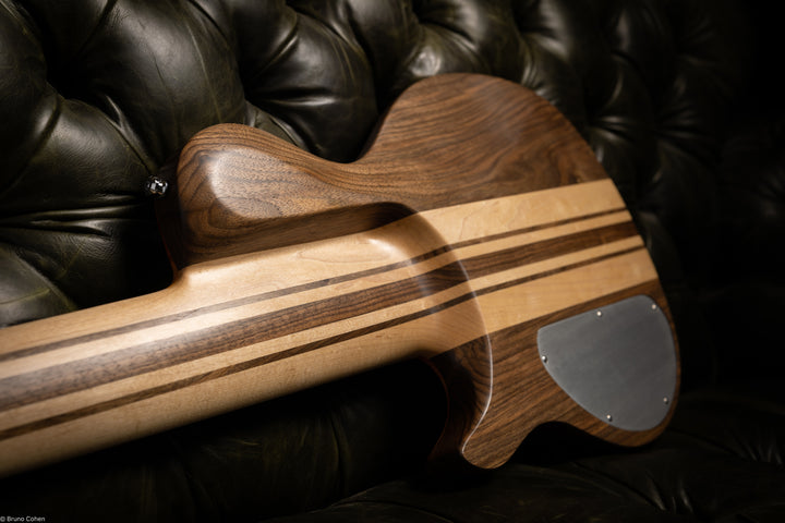     SC6_SAKURA_BASS_CUSTOM_6_STRINGS_ALEXANDRE_CARRUANA_Back_close_up_neck_body_details_1_De_Leeuw_Guitars_Paris_Made_in_France_Luthier_Guitar_Maker_France_Neck_Through_Manche_Traversant