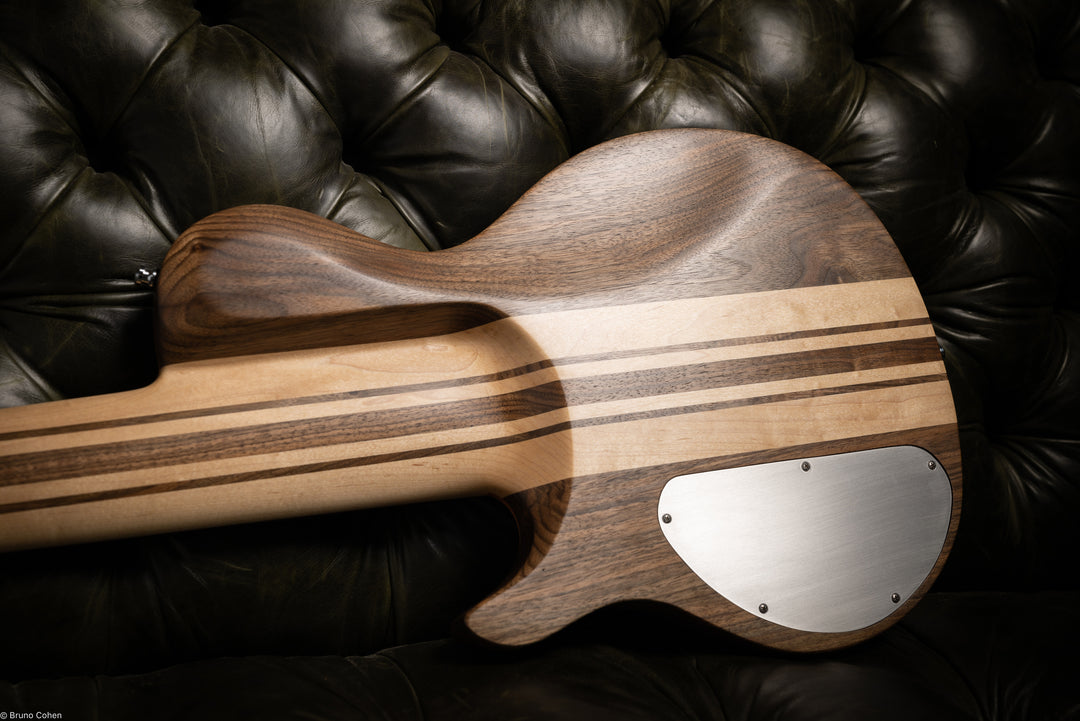 SC6_SAKURA_BASS_CUSTOM_6_STRINGS_ALEXANDRE_CARRUANA_Back_close_up_neck_body_details_2_De_Leeuw_Guitars_Paris_Made_in_France_Luthier_Guitar_Maker_France_Neck_Through_Manche_Traversant