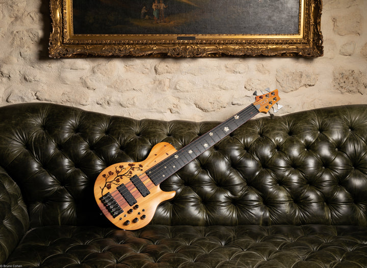 SC6_SAKURA_BASS_CUSTOM_6_STRINGS_ALEXANDRE_CARRUANA_Front_2_inlay_marquetry_De_Leeuw_Guitars_Paris_Made_in_France_Luthier_Guitar_Maker_France_Neck_Through_Manche_Traversant