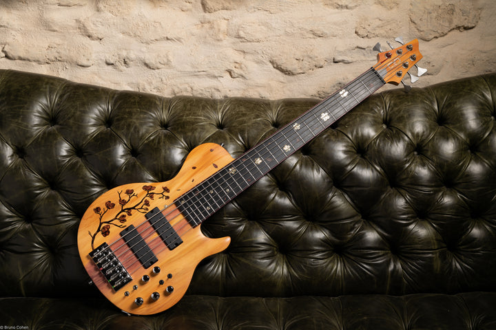 SC6_SAKURA_BASS_CUSTOM_6_STRINGS_ALEXANDRE_CARRUANA_Front_inlay_marquetry_De_Leeuw_Guitars_Paris_Made_in_France_Luthier_Guitar_Maker_France_Neck_Through_Manche_Traversant