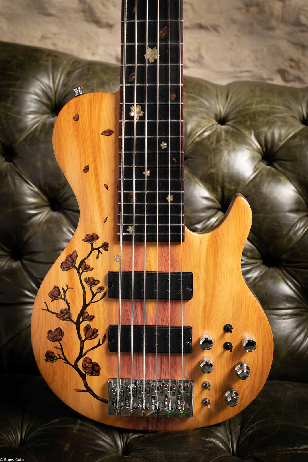 SC6_SAKURA_BASS_CUSTOM_6_STRINGS_ALEXANDRE_CARRUANA_Front_close_up_inlay_ marquetry_De_Leeuw_Guitars_Paris_Made_in_France_Luthier_Guitar_Maker_France_Neck_Through_Manche_Traversant