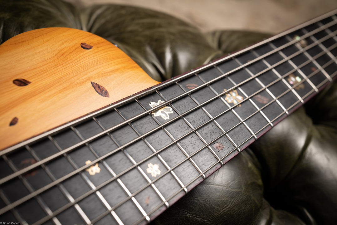 SC6_SAKURA_BASS_CUSTOM_6_STRINGS_ALEXANDRE_CARRUANA_Front_close_up_inlay_2_finger_board_marquetry_De_Leeuw_Guitars_Paris_Made_in_France_Luthier_Guitar_Maker_France_Neck_Through_Manche_Traversan