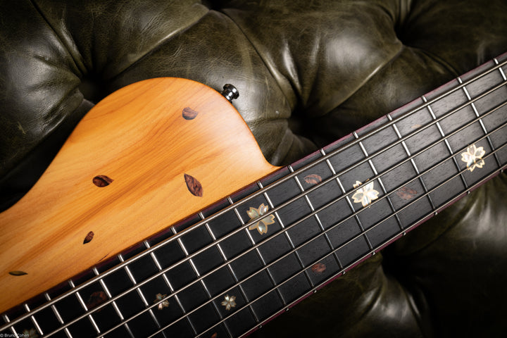 SC6_SAKURA_BASS_CUSTOM_6_STRINGS_ALEXANDRE_CARRUANA_Front_close_up_inlay_marquetry_De_Leeuw_Guitars_Paris_Made_in_France_Luthier_Guitar_Maker_France_Neck_Through_Manche_Traversant