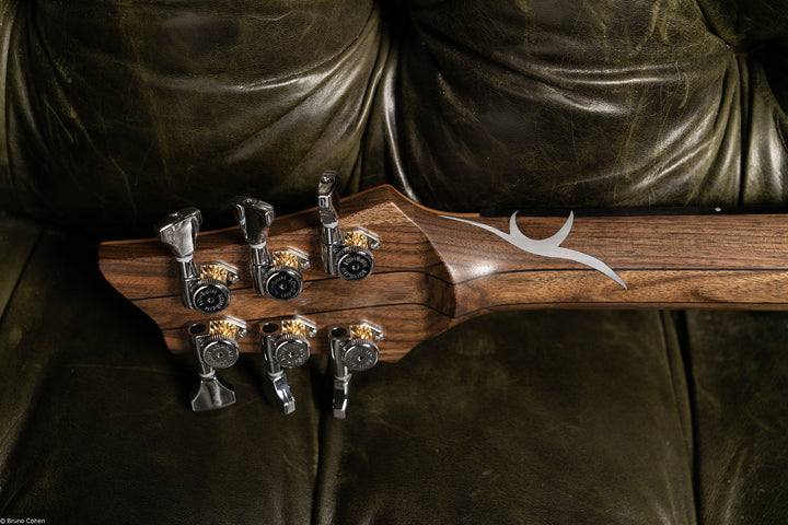 TC_AIR_Fire_01_Back_head_2_close_up_De_Leeuw_Guitars_Paris_Made_in_France_Luthier_Guitar_Maker_France_Neck_Through_Manche_Traversant