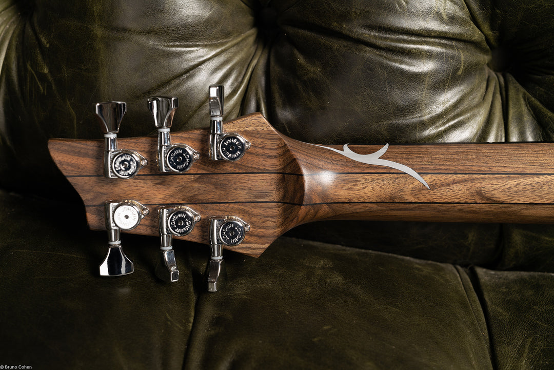    TC_AIR_Fire_01_Back_head_close_up_De_Leeuw_Guitars_Paris_Made_in_France_Luthier_Guitar_Maker_France_Neck_Through_Manche_Traversant