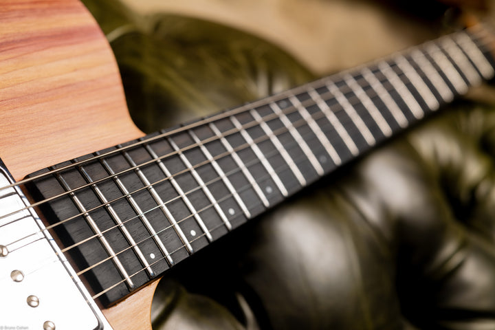 TC_AIR_Fire_01_Front_finger_board_close_up_De_Leeuw_Guitars_Paris_Made_in_France_Luthier_Guitar_Maker_France_Neck_Through_Manche_Traversant