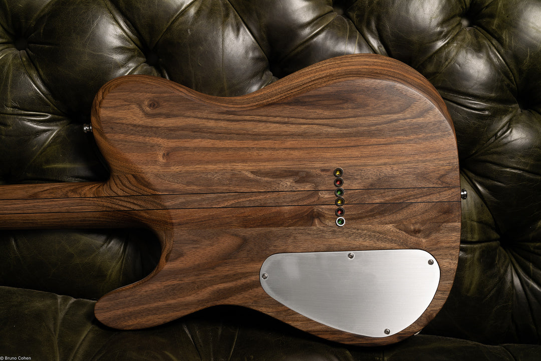 TC_AIR_Fire_02_Back_close_up_1_De_Leeuw_Guitars_Paris_Made_in_France_Luthier_Guitar_Maker_France_Neck_Through_Manche_Traversant