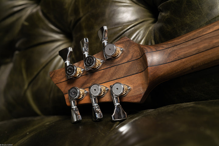 TC_AIR_Fire_02_Back_head_2_close_up_De_Leeuw_Guitars_Paris_Made_in_France_Luthier_Guitar_Maker_France_Neck_Through_Manche_Traversant