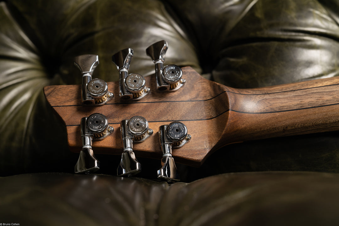     TC_AIR_Fire_02_Back_head_close_up_De_Leeuw_Guitars_Paris_Made_in_France_Luthier_Guitar_Maker_France_Neck_Through_Manche_Traversant