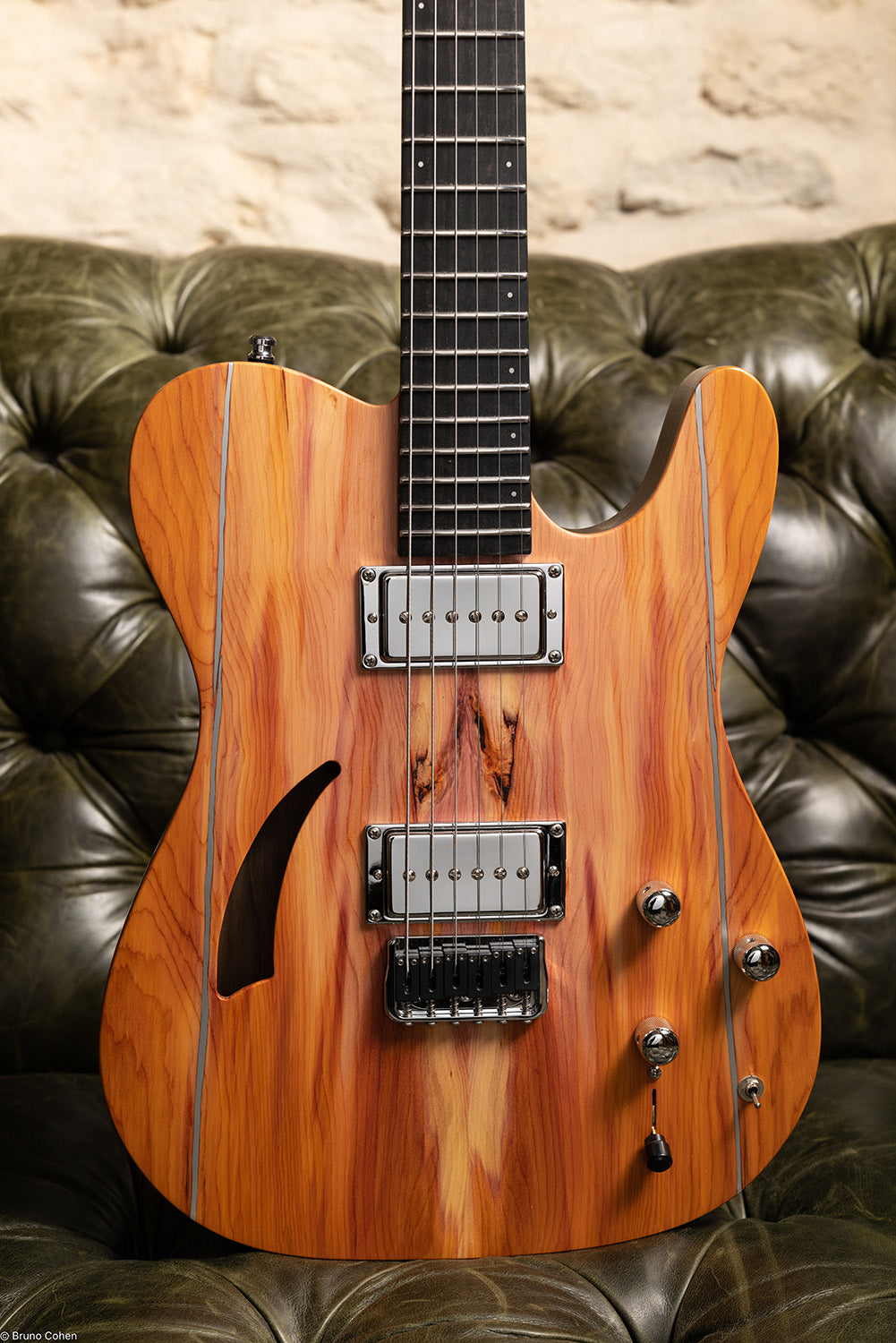 TC_AIR_Fire_02_front_close_up_De_Leeuw_Guitars_Paris_Made_in_France_Luthier_Guitar_Maker_France_Neck_Through_Manche_Traversant