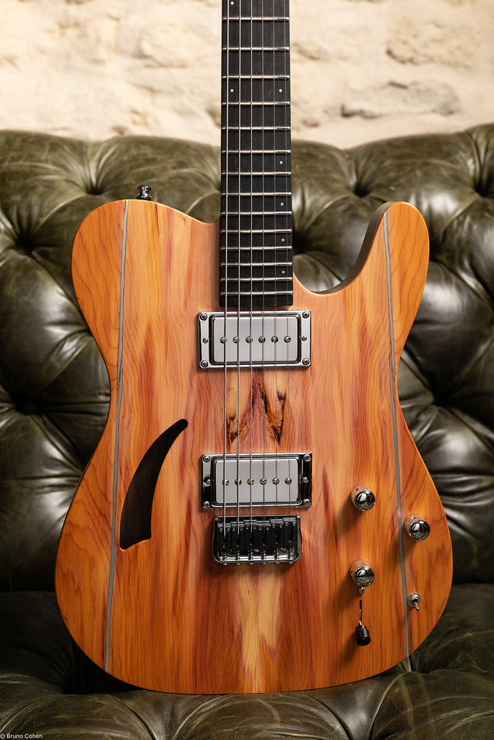 TC_AIR_Fire_02_front_close_up_De_Leeuw_Guitars_Paris_Made_in_France_Luthier_Guitar_Maker_France_Neck_Through_Manche_Traversant