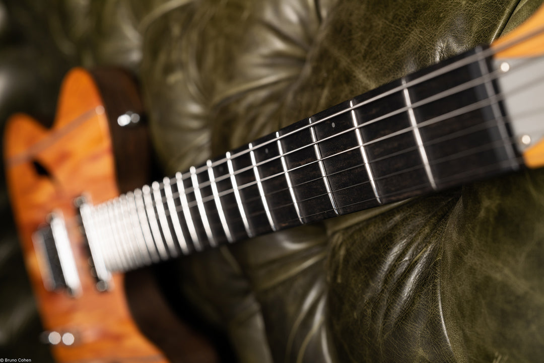 TC_AIR_Fire_02_front_finger_board_close_up_De_Leeuw_Guitars_Paris_Made_in_France_Luthier_Guitar_Maker_France_Neck_Through_Manche_Traversant